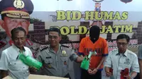 Pelaku ditangkap di kamar kos 510 Metro House, Jalan Raya Dukuh Kupang Barat, Surabaya. 