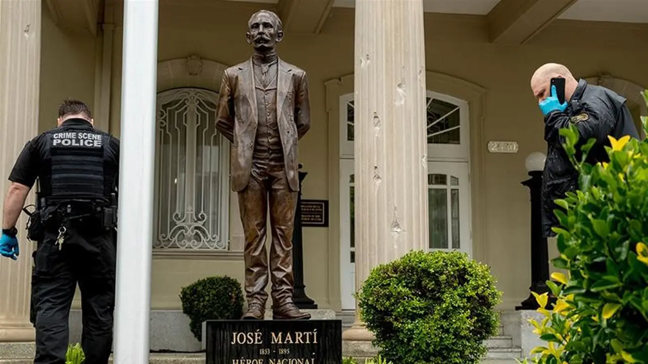 Lubang-lubang peluru terlihat di kolom di belakang patung pahlawan kemerdekaan Kuba Jose Marti ketika petugas Dinas Rahasia AS menyelidiki setelah polisi mengatakan seseorang dengan senapan serbu menembaki Kedutaan Besar Kuba di Amerika Serikat