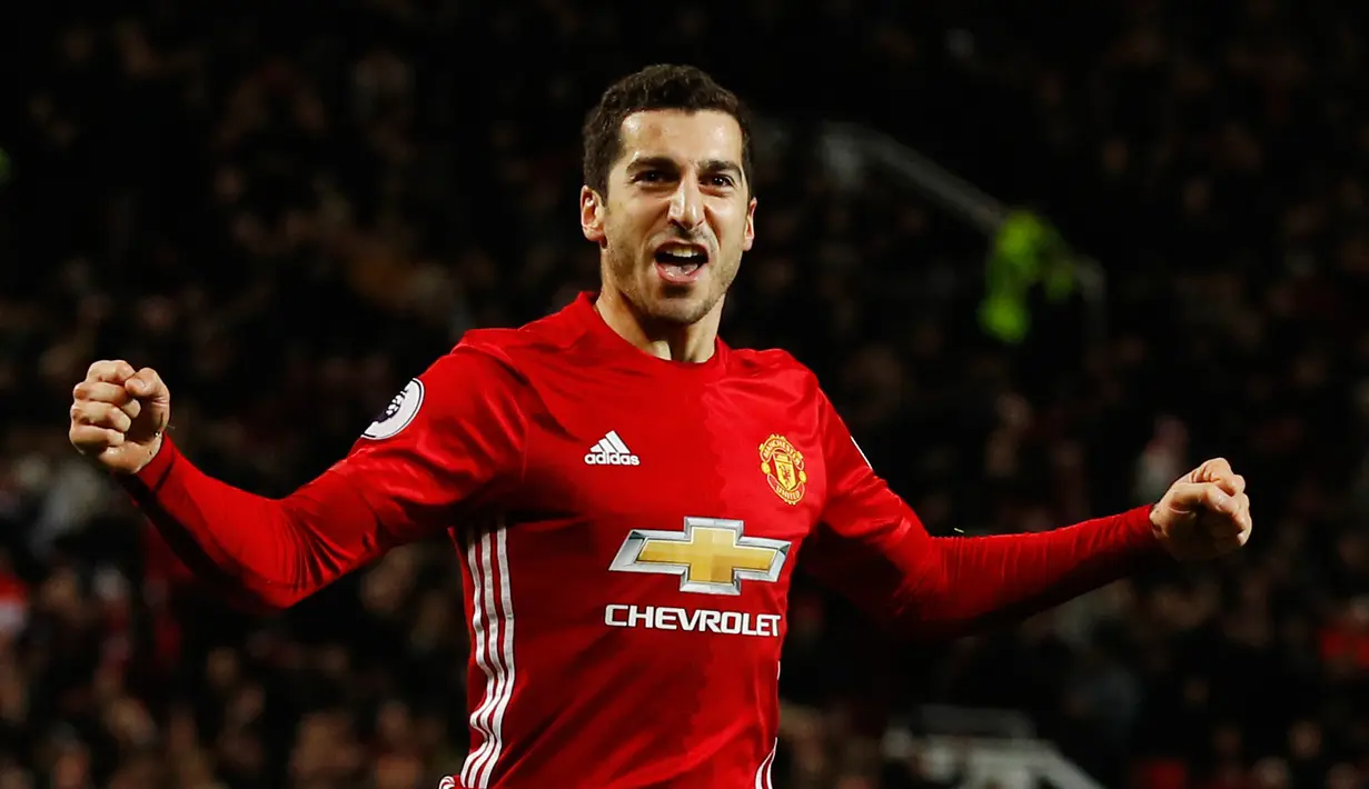 Gelandang MU, Henrikh Mkhitaryan melakukan selebrasi usai mencetak gol ke gawang Sunderland pada pertandingan Liga Inggris di Old Trafford, (26/12).MU menang atas Sunderland dengan skror 3-1. (Reuters/Phil Noble)