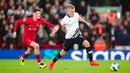 Pemain Liverpool Calvin Ramsey (kiri) berebut bola melawan pemain Derby County Louie Sibley pada pertandingan sepak bola Piala Liga Inggris atau Carabao Cup di Stadion Anfield, Liverpool, Inggris, 9 November 2022. Liverpool  menyingkirkan Derby County lewat adu penalti dengan skor 3-2. (AP Photo/Jon Super)