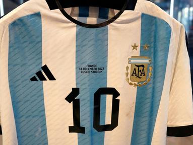Jersey yang dikenakan dalam final Piala Dunia 2022 antara Argentina dan Prancis pada 18 Desember 2022, ditampilkan dalam pratinjau media lelang Sotheby's untuk enam seragam tanding Piala Dunia FIFA 2022 milik Lionel Messi, di New York City, Kamis (30/11/2023). (TIMOTHY A. CLARY / AFP)