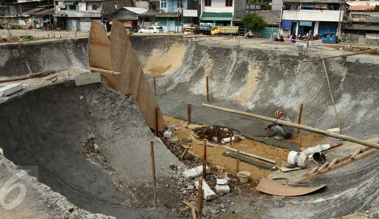 Pekerja tampak membentuk lekukan-lekukan untuk pemain skate board beraksi di Taman Kalijodo, Jakarta Barat, Kamis (13/10). Di lahan itu Pemprov DKI akan membangun taman, skate park dan Ruang Publik Terpadu Ramah Anak (RPTRA). (Liputan6.com/Gempur M Surya)