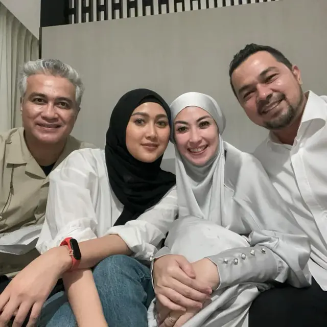 6 Potret Kebersamaan Seleb dan Istri Mantan Suami, Akrab Banget