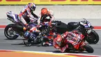 Seri pembuka MotoGP 2023 di Sirkuit Internasional Algarve, Portugal, Minggu (26/3/2023) langsung menghadirkan kejutan. Dua pembalap, Marc Marquez yang berstatus pole position dan jagoan tuan rumah, Miguel Oliveira gagal melanjutkan lomba saat balapan baru berlangsung dalam dua lap. Marc Marquez yang mencoba menyalip Jorge Martin akhirnya bersenggolan dan oleng hingga menabrak Miguel Oliveira dari belakang. Keduanya pun gagal melanjutkan lomba dan memberi jalan bagi Francesco Baganaia untuk memimpin lomba hingga lap terakhir. (AFP/Patricia De Melo Moreira)