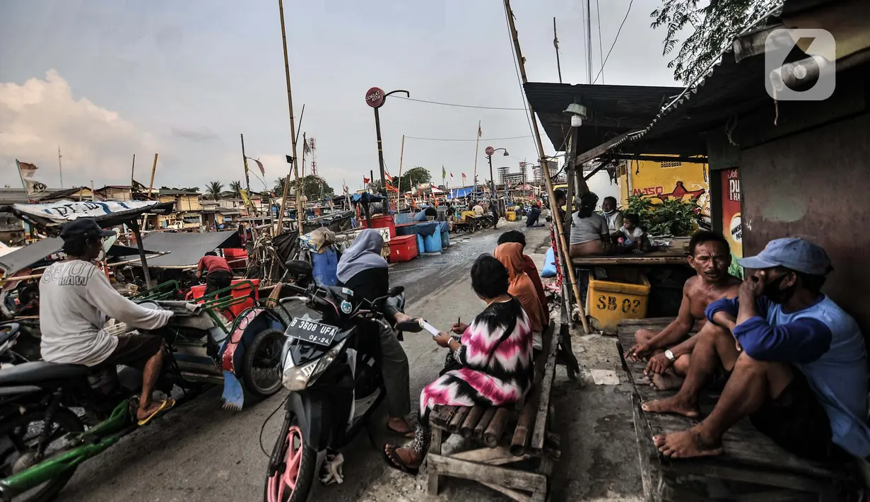 Warga Kampung Nelayan Cilincing saat bercengkerama di dekat dermaga, Jakarta Utara, Selasa (8/6/2021). Berdasarkan data  TKN PSL Kementerian Koordinator Kemaritiman dan Investasi, total sampah yang masuk ke laut Indonesia tahun 2020 diperkirakan 521.540 ton. (merdeka.com/Iqbal S. Nugroho)