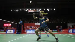 Ganda putra Indonesia, Marcus Gideon, berusaha memukul kok saat melawan rekan senegaranya pada Indonesia Masters 2019 di Istora Senayan, Jakarta, Rabu (23/1). Kevin / Marcus lolos ke semifinal. (Bola.com/Yoppy Renato)