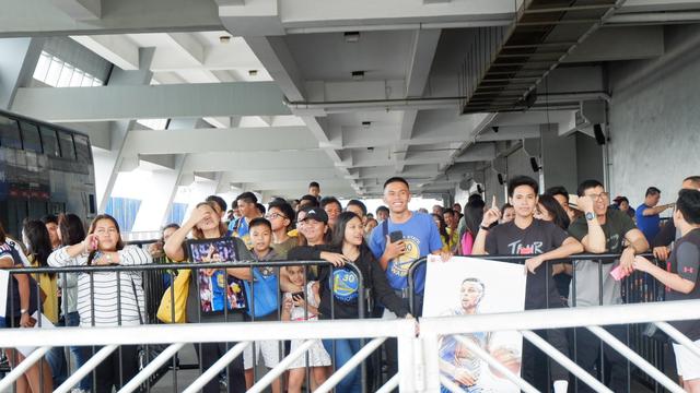 Fans menunggu kedatangan bintang NBA, Stephen Curry, di Mall of Asia Arena, Manila, Jumat (7/9/2018).