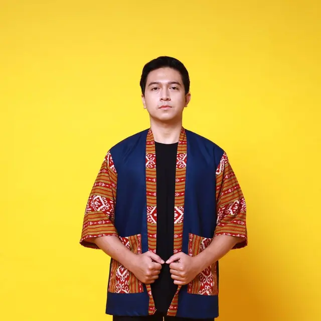 6 Potret Terbaru Putra Dinata, Pemeran Julian dalam 'Cinta Bersemi di Putih Abu-Abu'