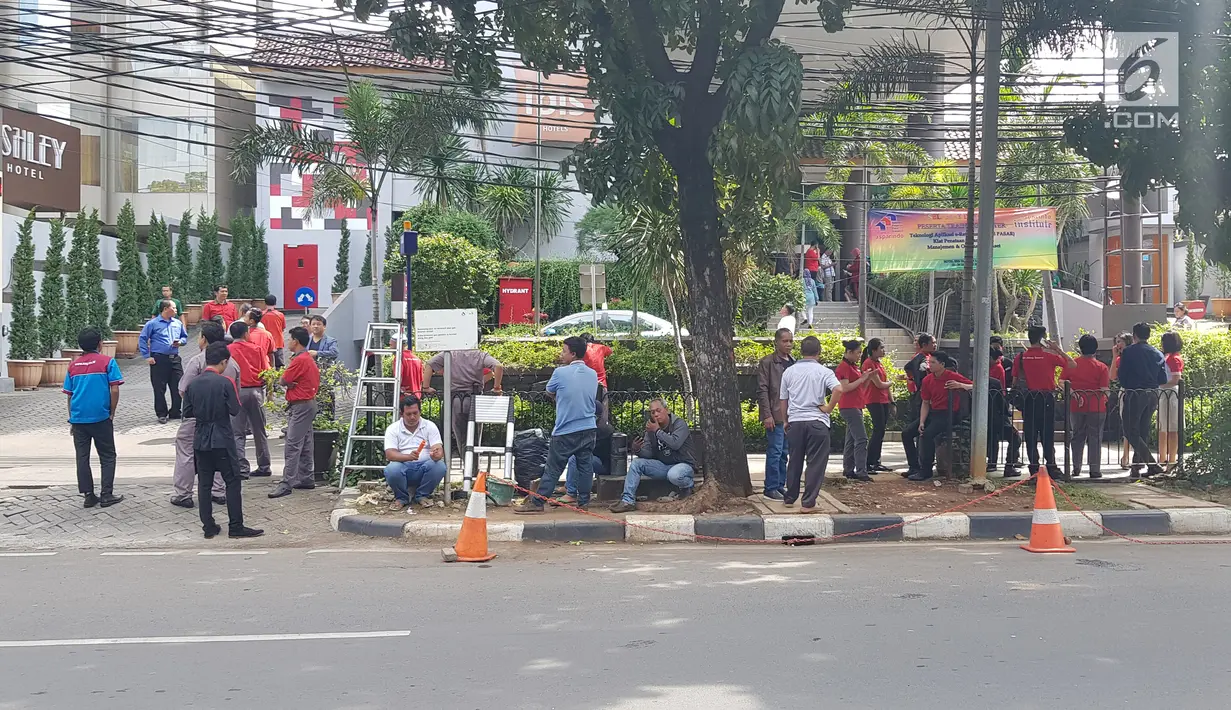 Sejumlah karyawan dan pengunjung hotel berhamburan keluar gedung di Kawasan KH Wahid Hasyim, Jakarta, Selasa (23/1). Mereka panik setelah terjadi gempa berkekuatan 6,4 skala Richter yang berpusat di Lebak, Banten. (Liputan6.com/Herman Zakharia)