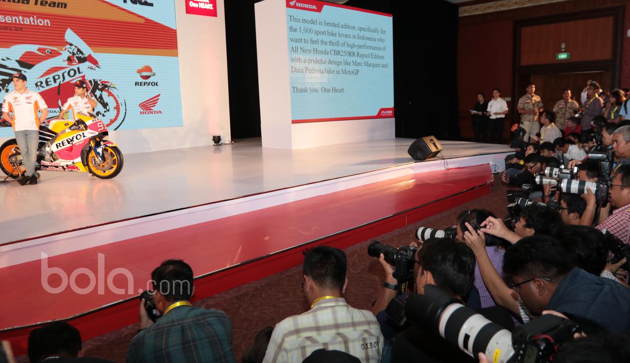 Pebalap Repsol Honda Team, Marc Marquez (kiri) dan Dani Pedrosa (kanan) saat diabadikan awak media pada sesi foto dengan tunggangan barunya  Repsol Honda RC213V pada peluncuran di Kemayoran, Jakarta, Jumat (3/2/2017). (Bola.com/Nicklas Hanoatubun)