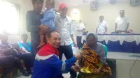 Area Manager PGE Karaha, Mawardi Agani memberikan nasi tumpeng ke nenek tua warga binaan PGE unit Karaha (Liputan6.com/Jayadi Supriadin)