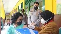 Petugas memvaksinasi covid-19 ke salah satu warga di Bogor. (Liputan6.com/Achmad Sudarno)