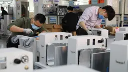 Para karyawan merakit ventilator di pabrik Beijing Aeonmed Co., LTD., sebuah perusahaan perlengkapan medis yang memproduksi peralatan anestesi dan pernapasan, di Kota Yanjiao, Provinsi Hebei, China utara, (25/3/2020). (Xinhua/Xia Zilin)