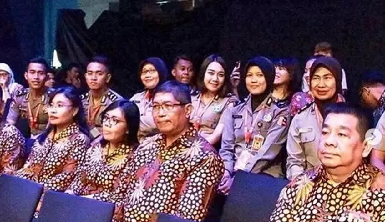 Saat momen Puput Nastiti pakai seragam polisi saat acara kepolisian ini curi perhatian. Ia kelihatan terpancar auranya saat duduk di bangku. Potret lawasnya ini tuai perhatian publik. (Liputan6.com/IG/puputnastitidevi)