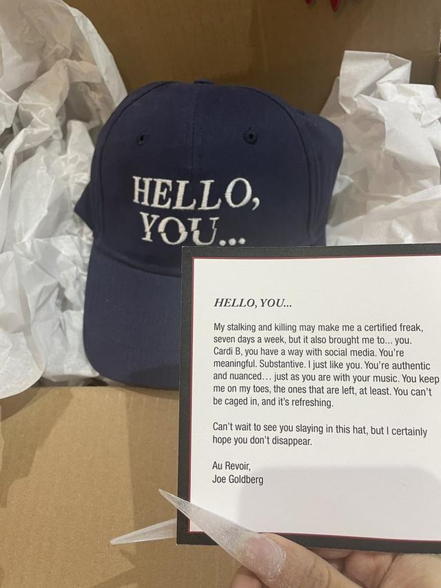 Hadiah topi dari Penn Badgley untuk Cardi B