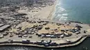 Hingga Oktober 2025, sebuah laporan menunjukkan bahwa 84 persen wilayah Gaza hancur, menyisakan puluhan juta ton puing bangunan imbas serangan Israel. Sementara pusat Kota Gaza mengalami kehancuran hingga 92 persen. (Foto oleh AFP)