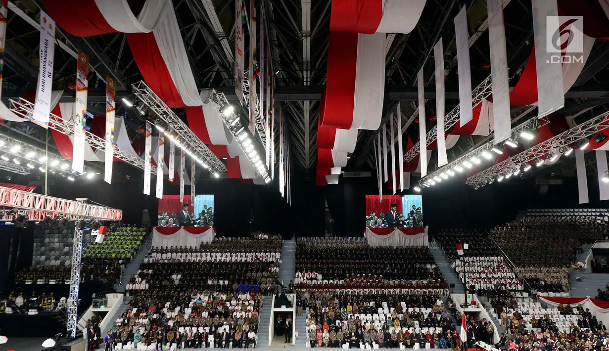 Anggota kepolisian dari berbagai kesatuan mengikuti upacara peringatan HUT ke-72 Bhayangkara di Istora Senayan, Jakarta, Rabu (11/7). Hari Bhayangkara diperingati sebagai hari lahirnya Kepolisian Negara Republik Indonesia. (Liputan6.com/Johan Tallo)