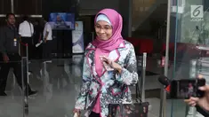 Direktur Produksi PT Garuda Indonesia Puji Nur Handayani meninggalkan Gedung KPK, Jakarta, Rabu (21/3). Puji diperiksa dalam kasus dugaan suap pengadaan pesawat dan mesin pesawat dari Airbus S.A.S dan Rolls-Royce P.L.C. (Liputan6.com/Herman Zakharia)