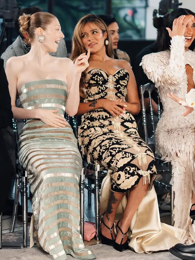 Hunter Schafer di Paris Haute Couture Week 2026. [@karolg]