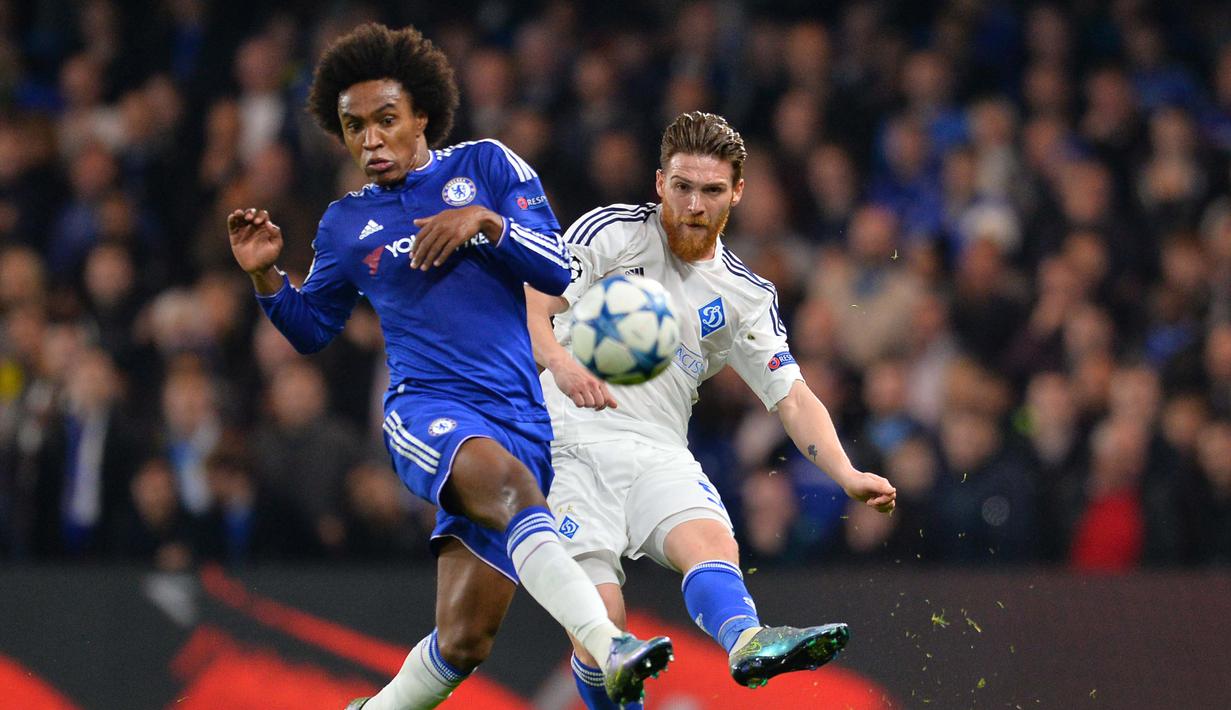 Pemain Dynamo Kiev Antunes (kanan) menghalau bola dari pemain Chelsea Willian pada lanjutan Liga Champion Grup G di Stadion Stamford Bridge, London, Rabu (4/11/2015) dini hari. Chelsea memang 2-1. (AFP PHOTO / Glyn Kirk)