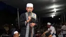 Sang ustadz memimpin tahlilan yang cukup akbar ini (Foto: Muhammad Akrom Sukarya)