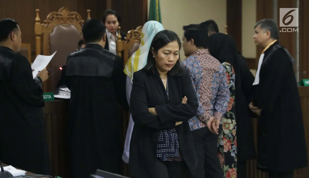 Indung, bawahan Bowo Sidik Pangarso di PT Inesia (tengah) saat menjadi saksi pada sidang lanjutan dugaan suap pengangkutan pupuk dengan terdakwa Marketing Manager PT Humpuss Transportasi Kimia, Asty Winasti, Pengadilan Tipikor, Jakarta, Rabu (10/7/2019). (Liputan6.com/Helmi Fithriansyah)