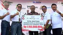 Empat direksi BUMN memberi bantuan kepada Asisten III Sekda Sumba Timur Ishak Raga Koda saat Natal bersama dan bantuan CSR Sinergi BUMN di Kota Waingapu, Sumba Timur, Sabtu (15/12). BUMN bersinergi meningkatkan kehidupan sosial. (Liputan6.com/JohanTallo)