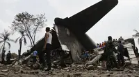 Penampakan ekor Pesawat Hercules C-130 yang  jatuh di Medan, Selasa (30/6/2015). Pesawat tersebut jatuh menimpa dua bangunan ruko di Jalan Jamin Ginting, Medan, Sumatra Utara. (Reuters/Roni Bintang)