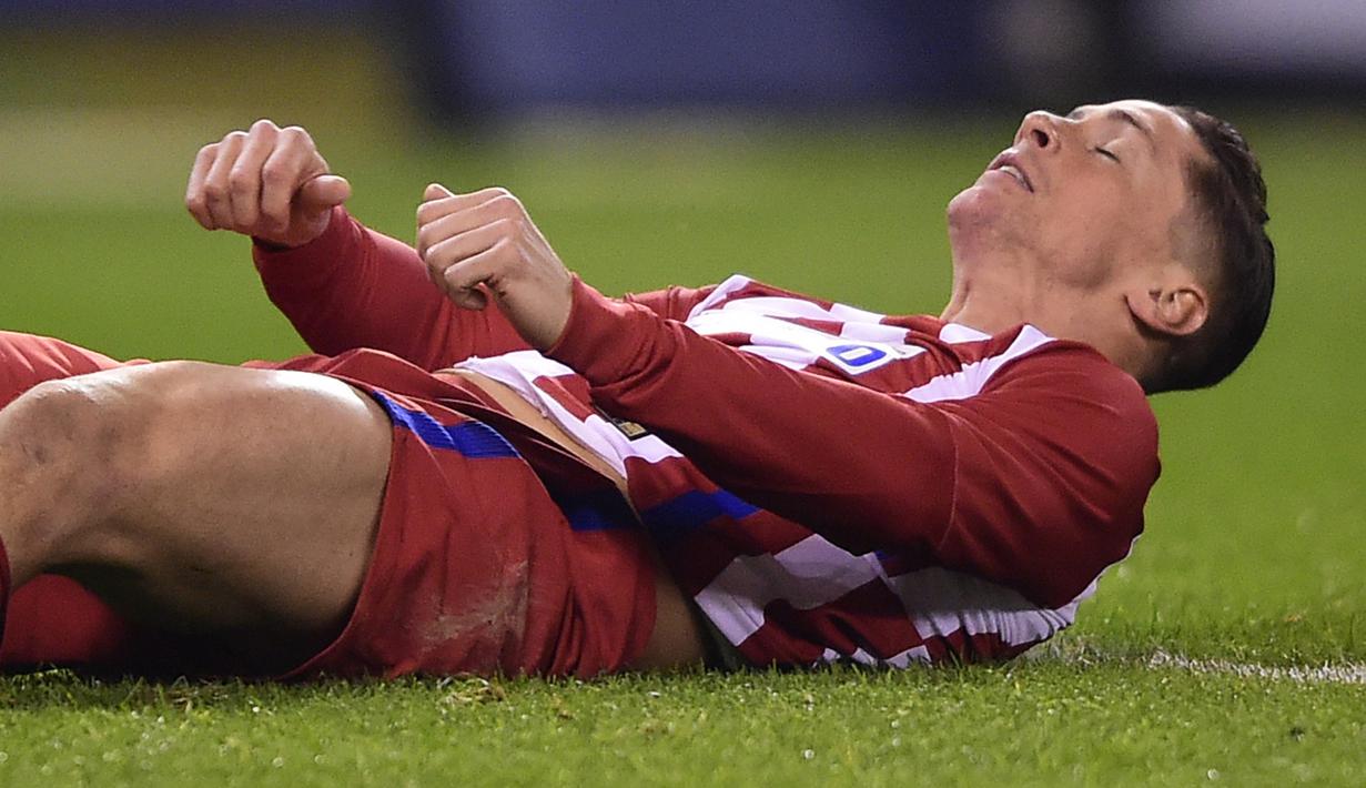 Pemain Atletico Madrid, Fernando Torres terjatuh usai bertabrakan dengan pemain Deportivo La Coruna pada laga La Liga pekan ke-25 di Riazor stadium, La Coruna, (02/3/2017).  (AFP/Miguel Riopa)