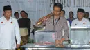 Kedua pasangan capres mengambil nomor yang telah ditetapkan oleh KPU. Tampak Jokowi mengambil terlebih dahulu (Liputan6.com/Herman Zakharia)