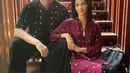 Maudy Koesnaedi  mengenakan pakaian corak batik yang serasi dengan suami. Maudy memilih mengenakan kebaya panjang modern warna maroon dipadukan bawahan hitam. [@maudykoesnaedi]