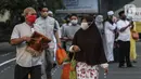 Jemaah usai melaksanakan salat Idul Adha 1441 H di Masjid Al-Azhar, Jakarta, Jumat (31/7/2020). Pelaksanaan salat Id dilakukan secara berjemaah di masjid atau lapangan dengan menerapkan protokol kesehatan, seperti mengenakan masker dan menjaga jarak. (Liputan6.com/Johan Tallo)