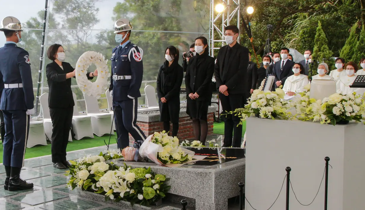 Presiden Taiwan Tsai Ing-wen meletakkan karangan bunga saat memberikan penghormatan pada prosesi pemakaman mantan Presiden Lee Teng-hui di Pemakaman Militer Wuzhi Mountain di New Taipei City, Rabu (7/10/2020). Lee Teng-hui meninggal pada Juli lalu di usia 97 tahun. (Military News Agency via AP)