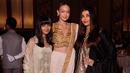 Penampilan Gigi Hadid yang memakai sari itu pun menyita perhatian publik. Ia tampak besenang-senang menghadiri acara tersebut. Supermodel kelahiran Los Angeles itu juga sempat mengabadikan foto bersama Aishwarya Rai dan putrinya, Aaradhya Bachchan. (Liputan6.com/IG/@gigihadid)