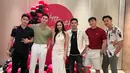 Sederet sahabat Lyodra hadir, beberapa diantaranya adalah Verrell Bramasta dan Athalla Naufal. Tak heran jika keduanya dekat karena Verrell Bramasta pernah menjadi model video klip singel Pesan Terakhir. Sudah dianggap adik sendiri karena terpaut usia 7 tahun, Verrell juga tuliskan ucapan khusus untuk jebolan Indonesian Idol 2019 itu di Story Instagramnya tepat saat ultah Lyodra. (Liputan6.com/IG/@rizasyah_14)