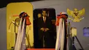 Presiden Joko Widodo (Jokowi) bersiap turun dari pesawat Kepresidenan Indonesia-1 setibanya di Bandara Internasional Wattay, Vientiane, Laos, Senin (5/9). Kehadiran Jokowi di Vientiane untuk mengikuti KTT ASEAN ke-28 dan ke-29. (Noel CELIS/AFP)