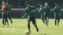 Gelandang Timnas Indonesia U-22, Paulo Sitanggang, menggiring bola saat latihan di Lapangan SPH Karawaci, Banten, Kamis (20/4/2017). (Bola.com/Vitalis Yogi Trisna)