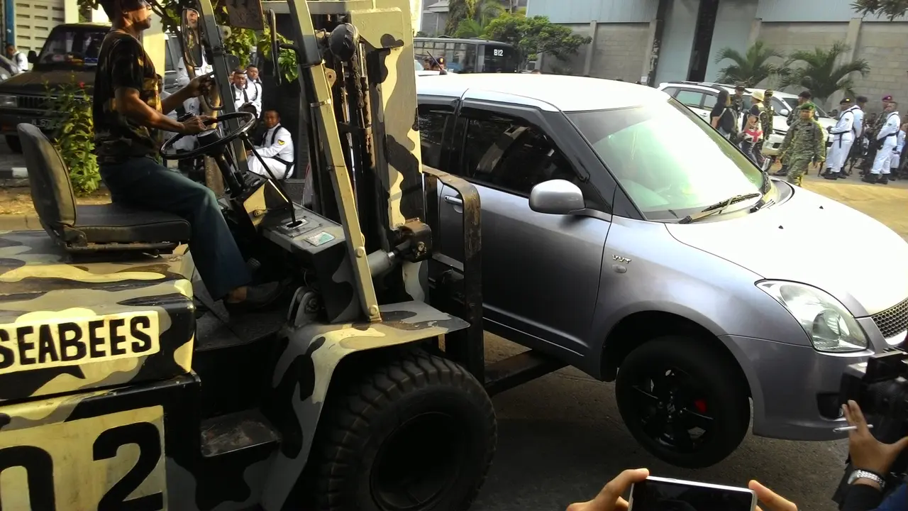 Mobil yang halangi rantis