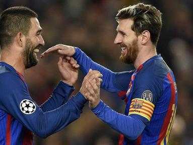 Pemain Barcelona, Lionel Messi dan Arda Turan, merayakan gol yang dicetaknya ke gawang Gladbach pada laga Liga Champions di Stadion Nou Camp, Spanyol, Kamis (7/12/2016). Barcelona menang 4-0 atas Gladbach. (AFP/Lluis Gene)