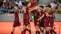 Pemain AS Roma merayakan gol yang dicetak Niccolo Pisilli dalam laga uji coba melawan klub Slovakia, FC Kosice, Selasa (23/7/2024) dini hari WIB. Pertandingan itu berakhir imbang 1-1. (ASRoma.com)