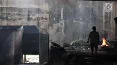 Warga membuat arang di kolong jembatan, Jakarta, Kamis (14/2). Kolong jembatan yang berada di kawasan Jakarta Timur tersebut digunakan oleh warga setempat untuk menernak hewan dan membuat arang akibat kurangnya lahan. (Merdeka.com/Iqbal S. Nugroho)