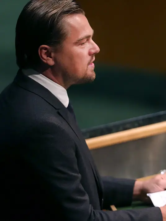 Sumber tersebut menambahkan, "Dia (Roxy) selalu menggandeng lengan Leo pada malam itu, mereka pun nampak mesra sekali,". (AFP/Bintang.com)