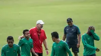 Pelatih Timnas Indonesia, Alfred Riedl, tampak rileks bercanda dengan Andik Vermansah usai sesi latihan di Lapangan SPH Karawaci, Banten, Senin (12/12/2016). (Bola.com/Vitalis Yogi Trisna)