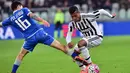Gelandang Sassuolo, Matteo Politano, berusaha merebut bola dari bek Juventus, Alex Sandro. Berkat hasil ini Jventus kian kokoh menduduki puncak klasemen Serie A. (AFP/Giuseppe Cacace)
