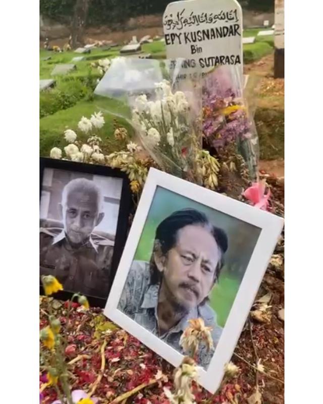 6 Potret Karina Ranau dan anak-anak merapikan makam Epy Kusnandar, dipasangi rumput