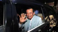 Wakil Ketua Komisi Pemberantasan Korupsi (KPK) non aktif Bibit Samad Rianto meninggalkan Kejaksaan Negeri Jakarta Selatan usai pelimpahan berkas dari Kepolisian, Senin (30/11).(Antara)