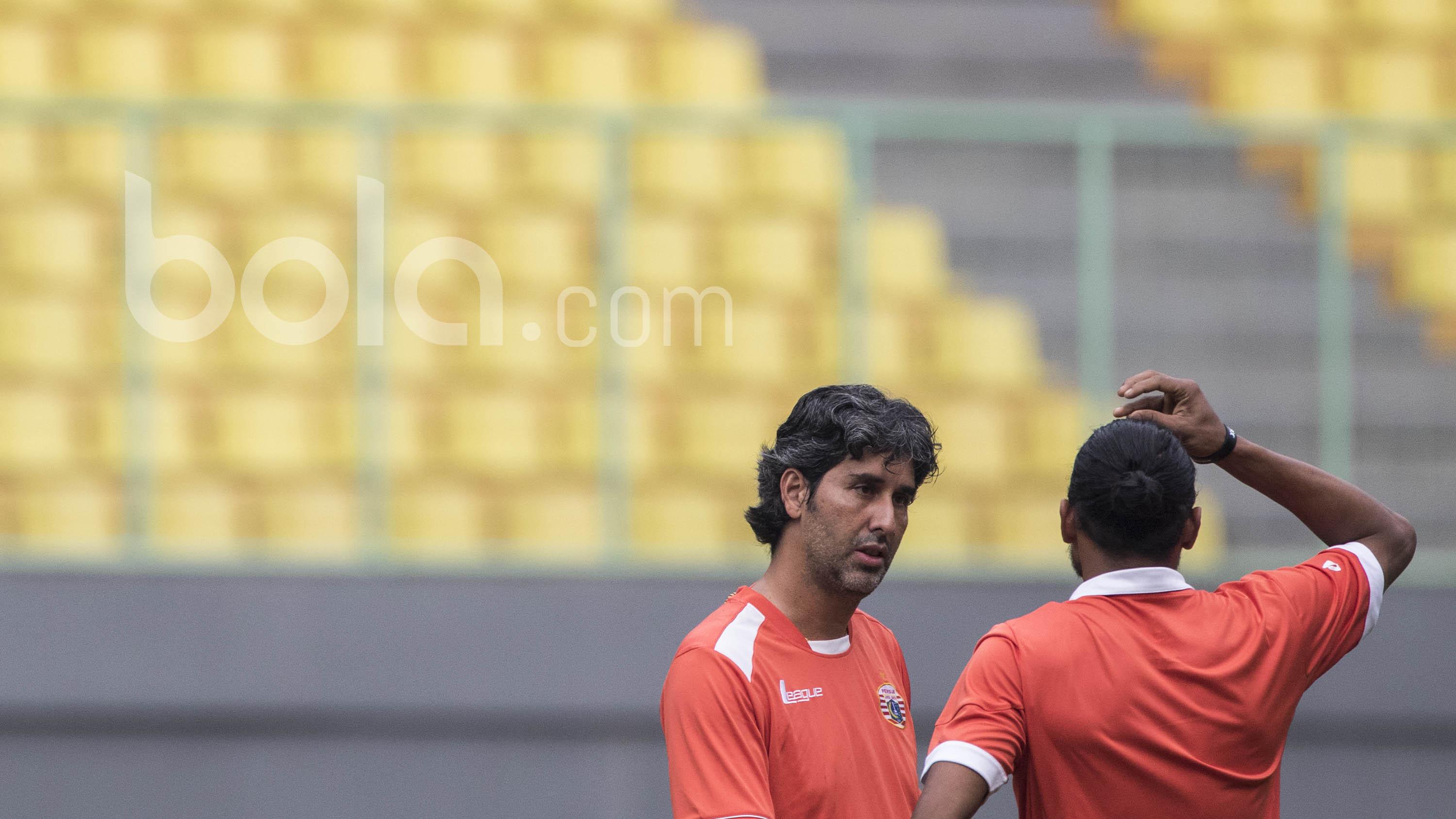 Pelatih Persija Jakarta, Stefano Cugurra Teco, berdiskusi dengan pemainnya, Rohit Chand, saat latihan di Stadion Patriot Chandrabhaga, Selasa (4/4/2017). (Bola.com/Vitalis Yogi Trisna)