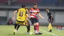 Berupaya mengejar ketertinggalan gol, Madura United terus tampil menekan pertahanan Persija lewat beberapa serangan berbahaya. (Bola.com/Abdul Aziz)