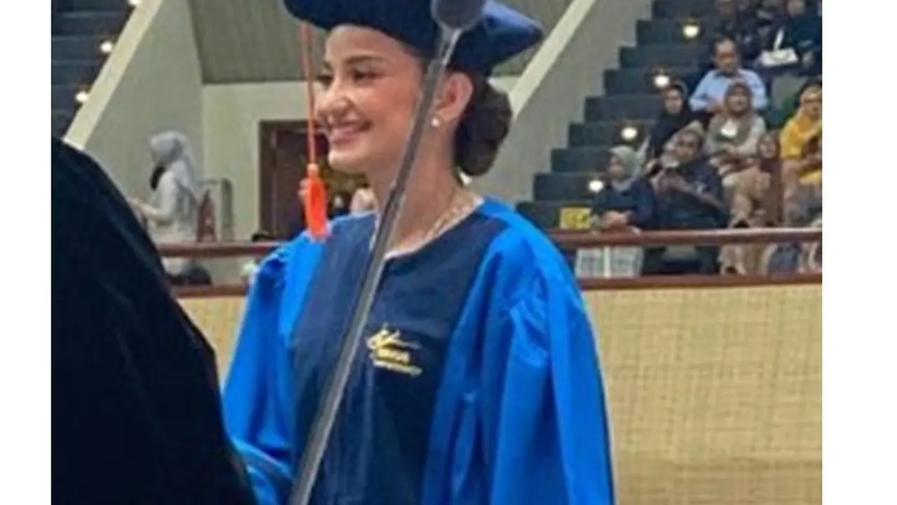 7 Potret Enzy Storia Jalani Wisuda, Tepati Janji ke Ibunda Setelah 9 Tahun