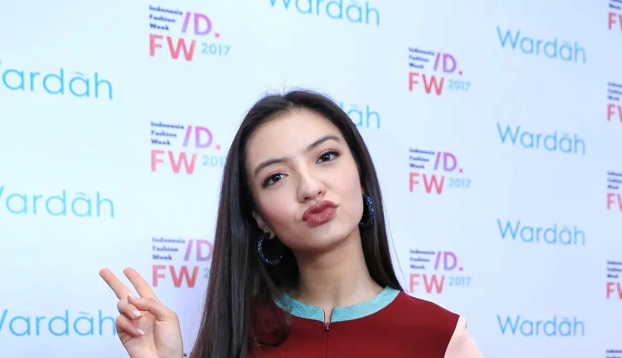 "Sebenarnya gaya duck face itu terjadi karena saya tuh pegel senyum terus," kata Raline Shah di acara Wardah Road to Indonesia Fashion Week 2017, Hotel Veranda, Jakarta Selatan, Senin (30/1). (Adrian Putra/Bintang.com)